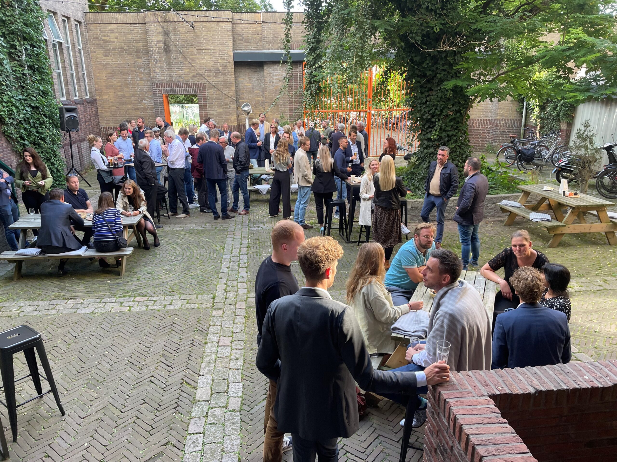 Zomers bijpraten in De Puddingfabriek in Groningen door leden van Commerciële Clubs