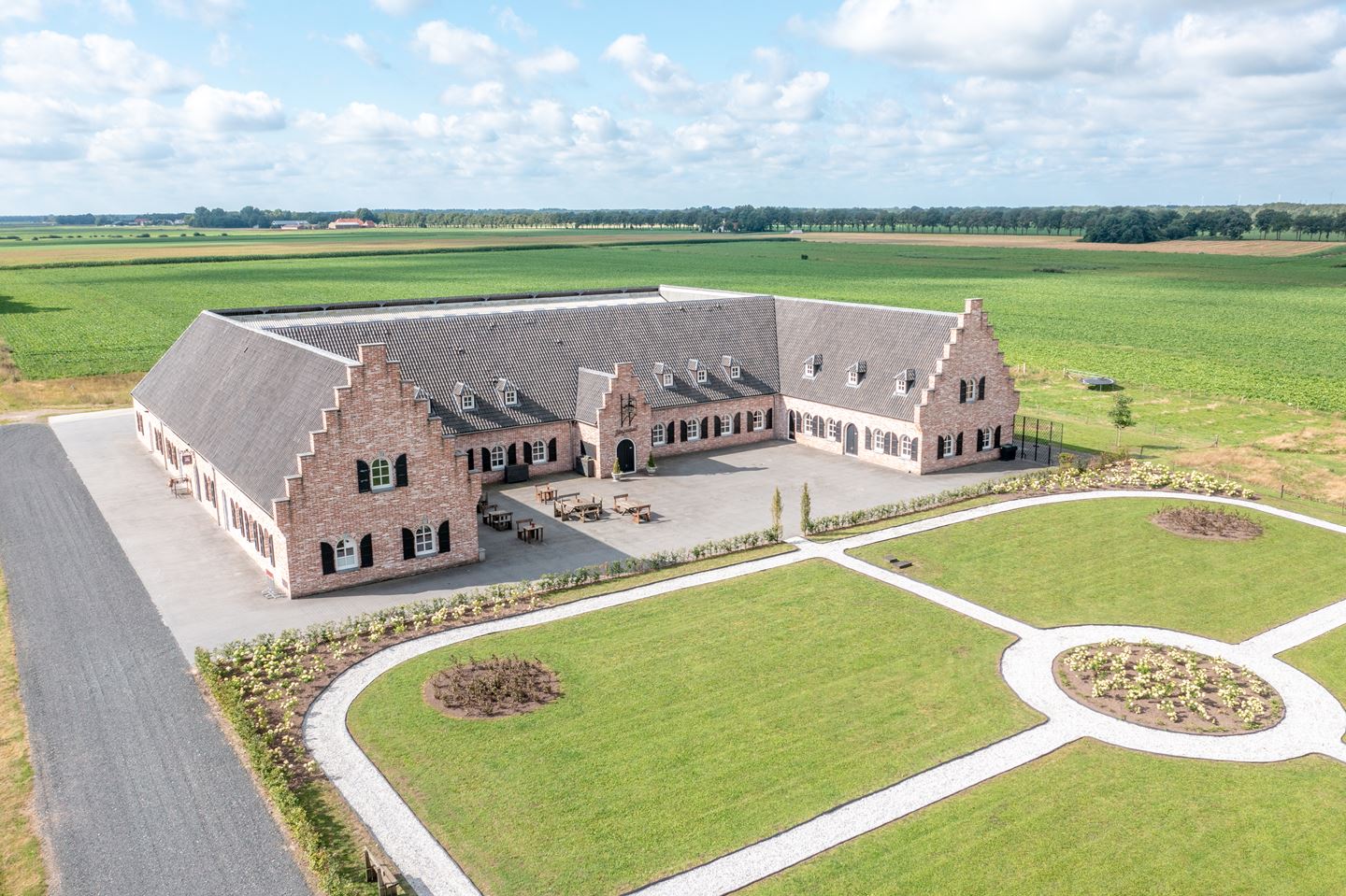 Op zoek naar een maatje groter? Zie dit stulpje van 450 m2 in Sellingen