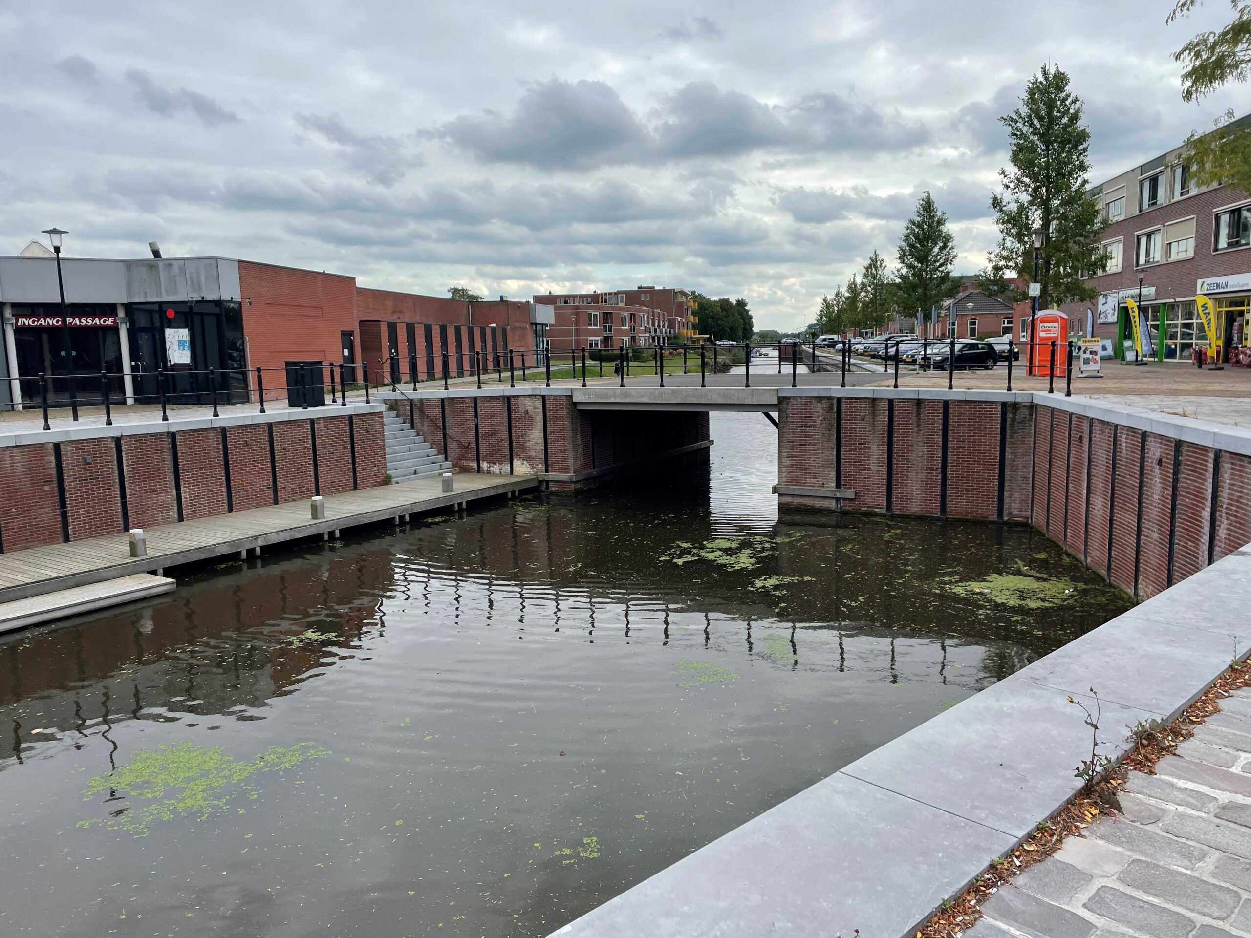 Een van de stenen bruggen