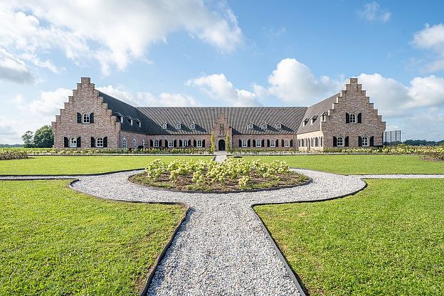 Giga landhuis in Sellingen en anders nieuws uit Groningen overzichtelijk in de Luncheditie