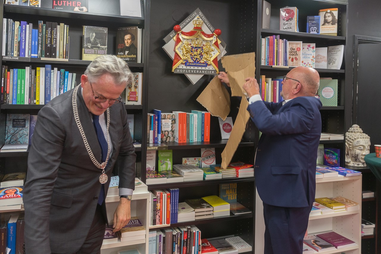 Boekhandel Boomker nu officieel ‘Hofleverancier’