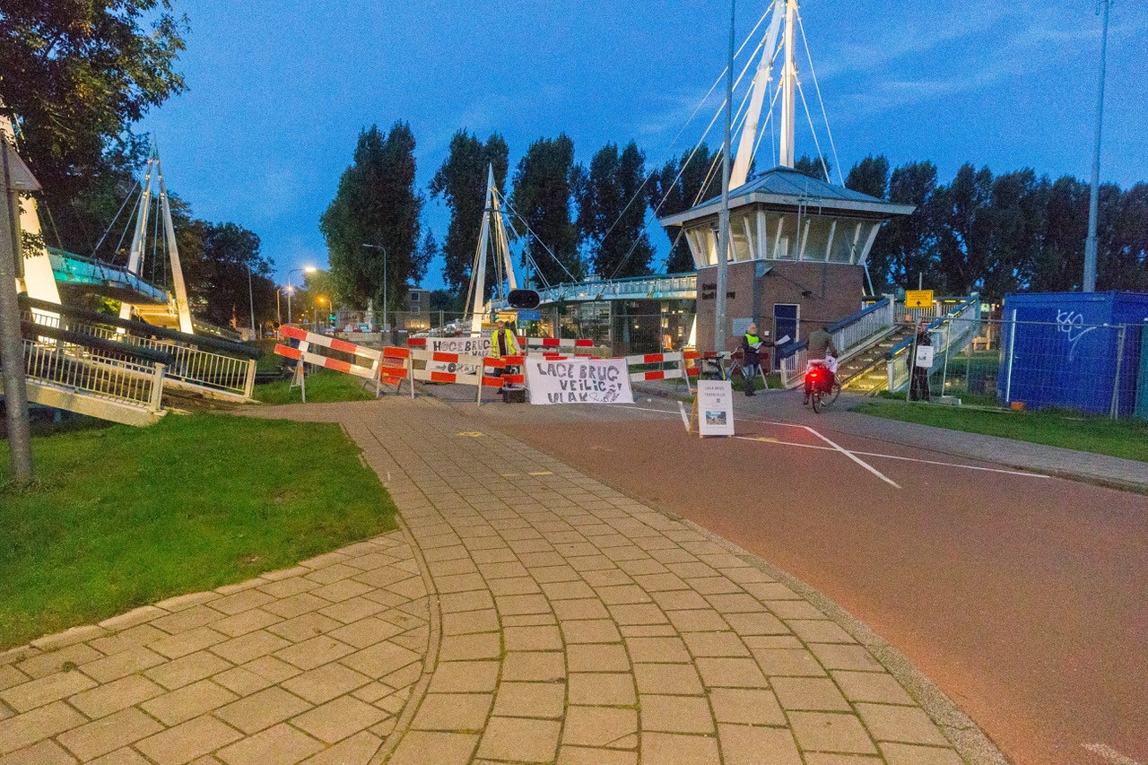 Flyeractie in Groningen tegen ‘te hoge’ Gerrit Krolbrug