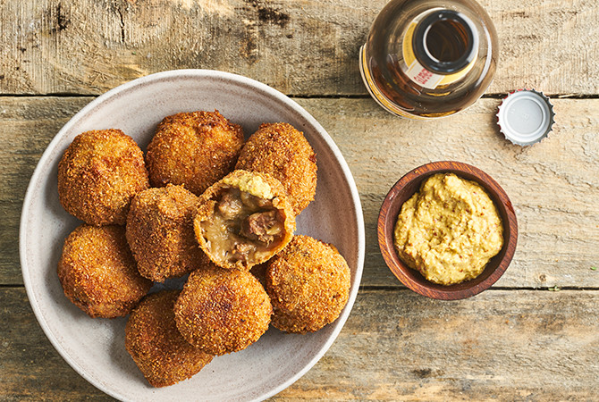 Ouderwetse bitterbal heeft langste tijd gehad in Stadhuis in Groningen