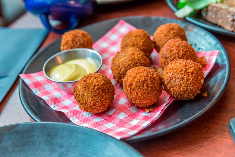 Vegetarische bitterballen, in dit geval van Mora.