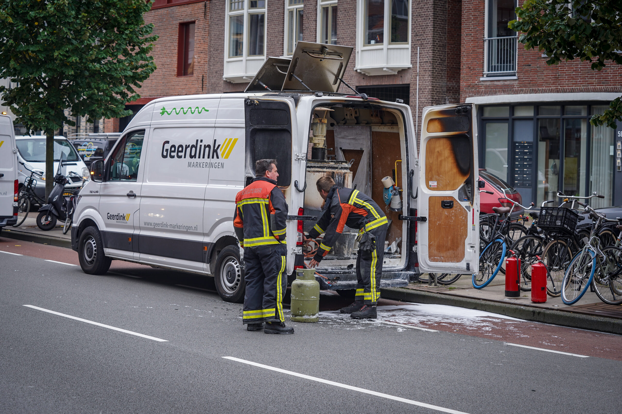 Automobilist grijpt in bij brand bestelwagen met gasflessen in Groningen