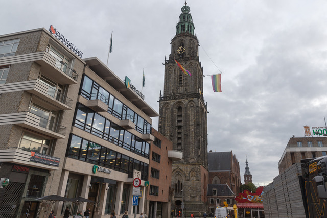 Coming Out Day: Regenboogvlag wordt gehesen in Groningen