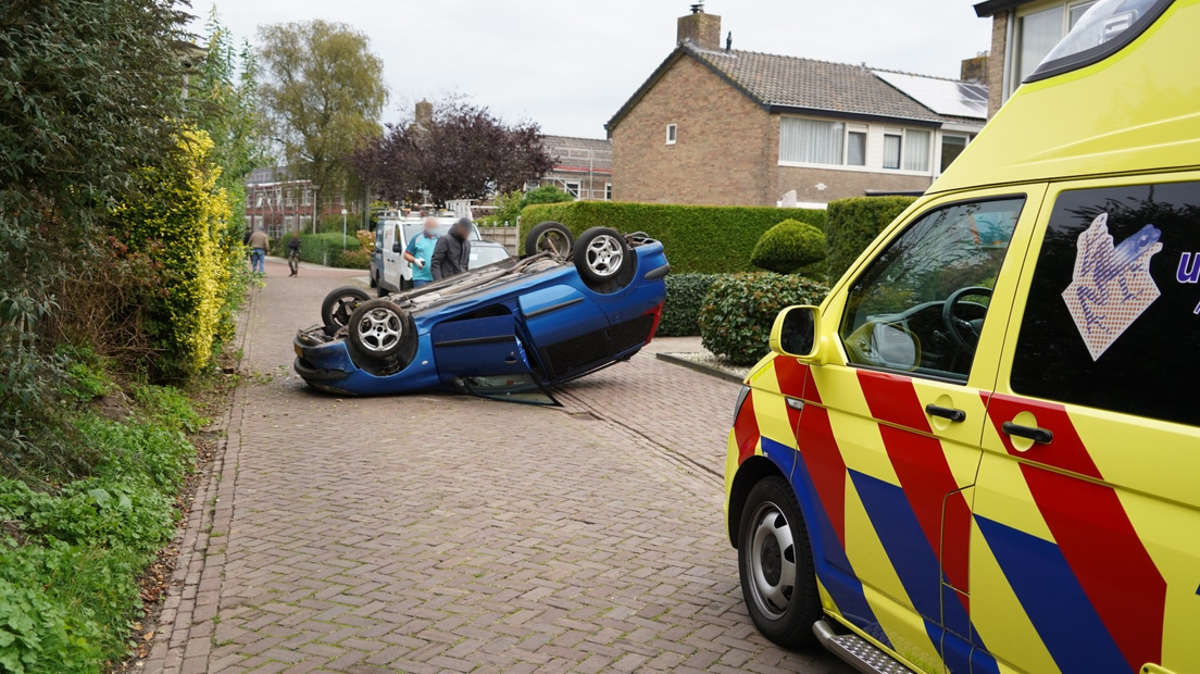 Auto over de kop in Paterswolde