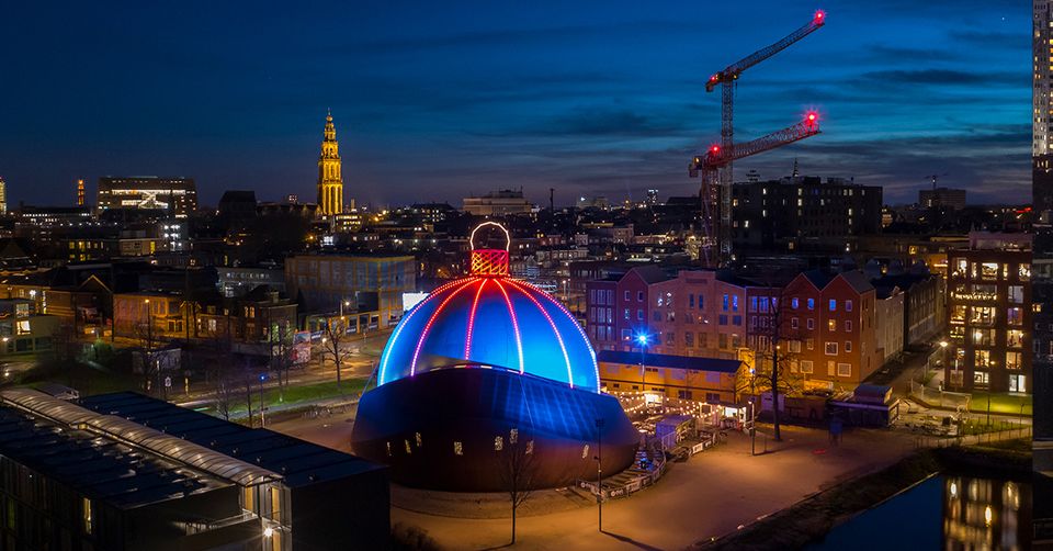 DOT brengt met grootste kerstbal ter wereld licht in donkere dagen