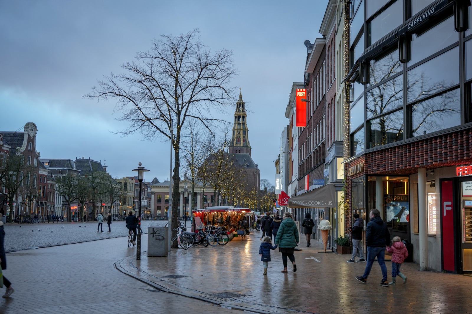 Groningen in lockdown: lege straten en verlaten winkelcentrum Paddepoel