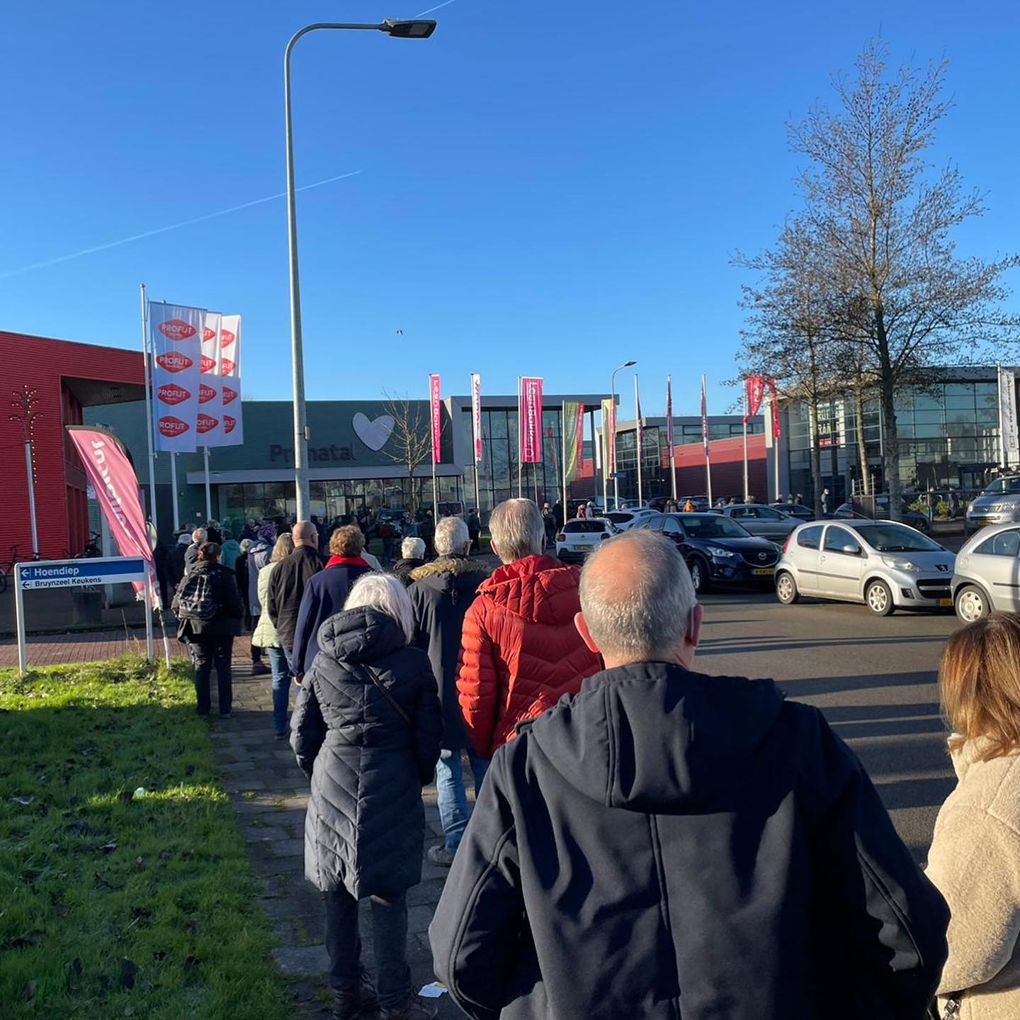 In de rij voor Booster-prik in Groningen: “We hebben er wél mooi weer bij!”