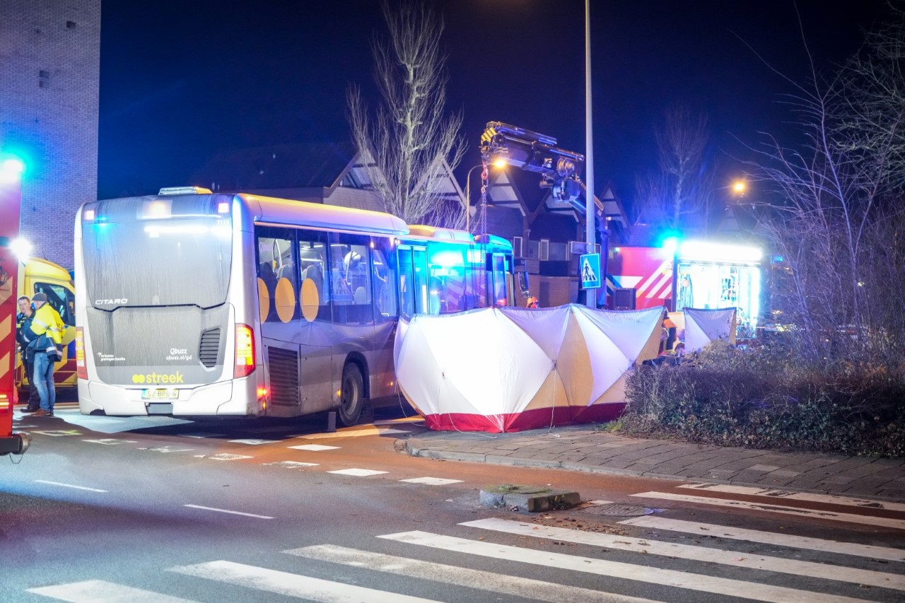 Maaltijdbezorger raakt bekneld onder lijnbus