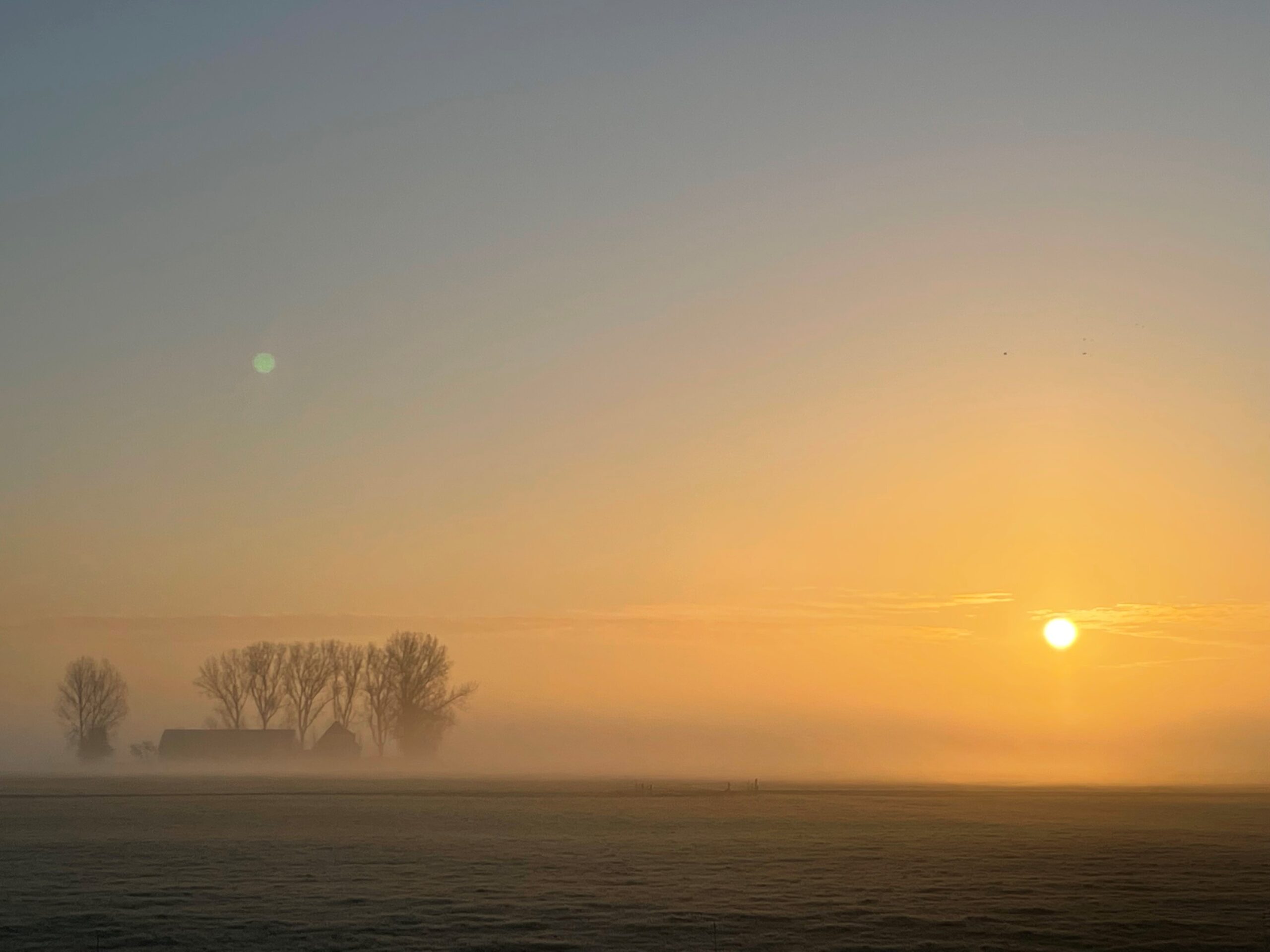 Veelbelovend zonnetje boven Groningen aan begin van nieuwe werkweek en nieuwe jaar
