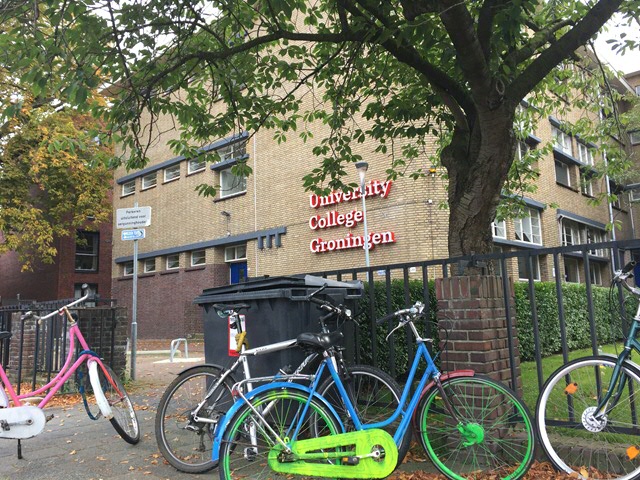 Docent University College Groningen berispt wegens promoten complottheorieën