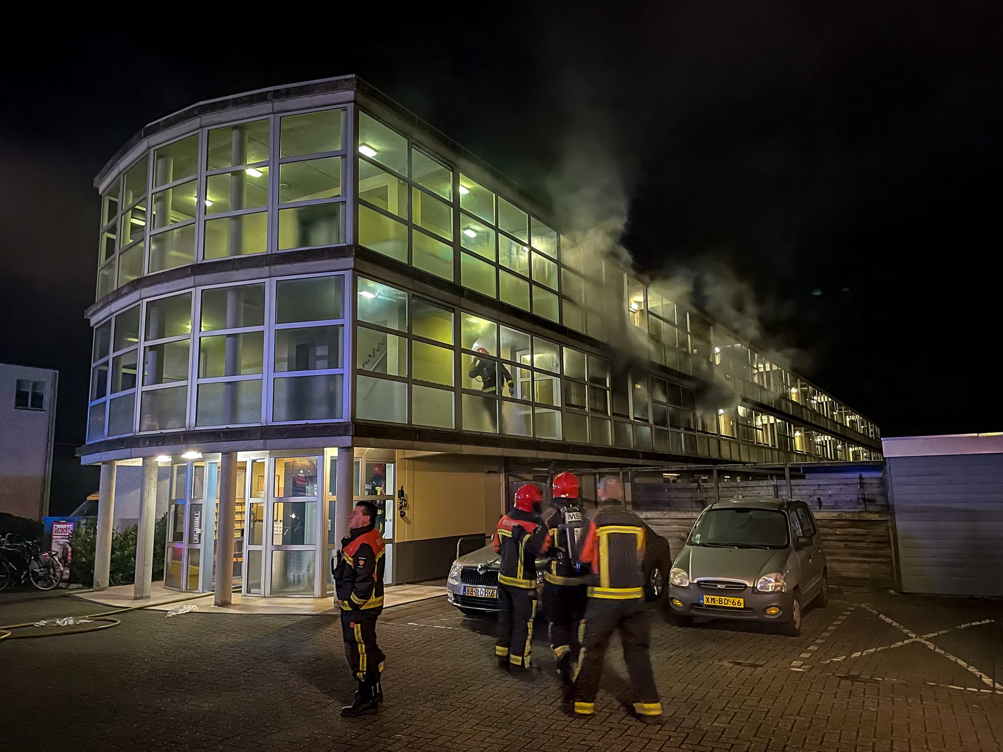 Uitslaande brand in appartementencomplex Hoogkerk