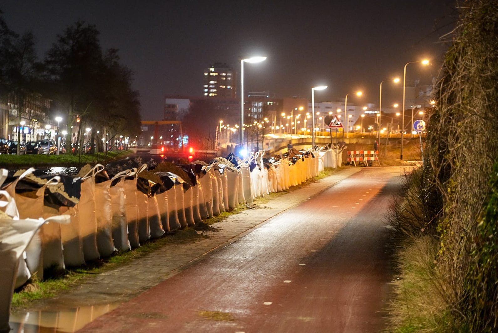 Zandzakken langs Hoornsediep om overstroming kades te voorkomen