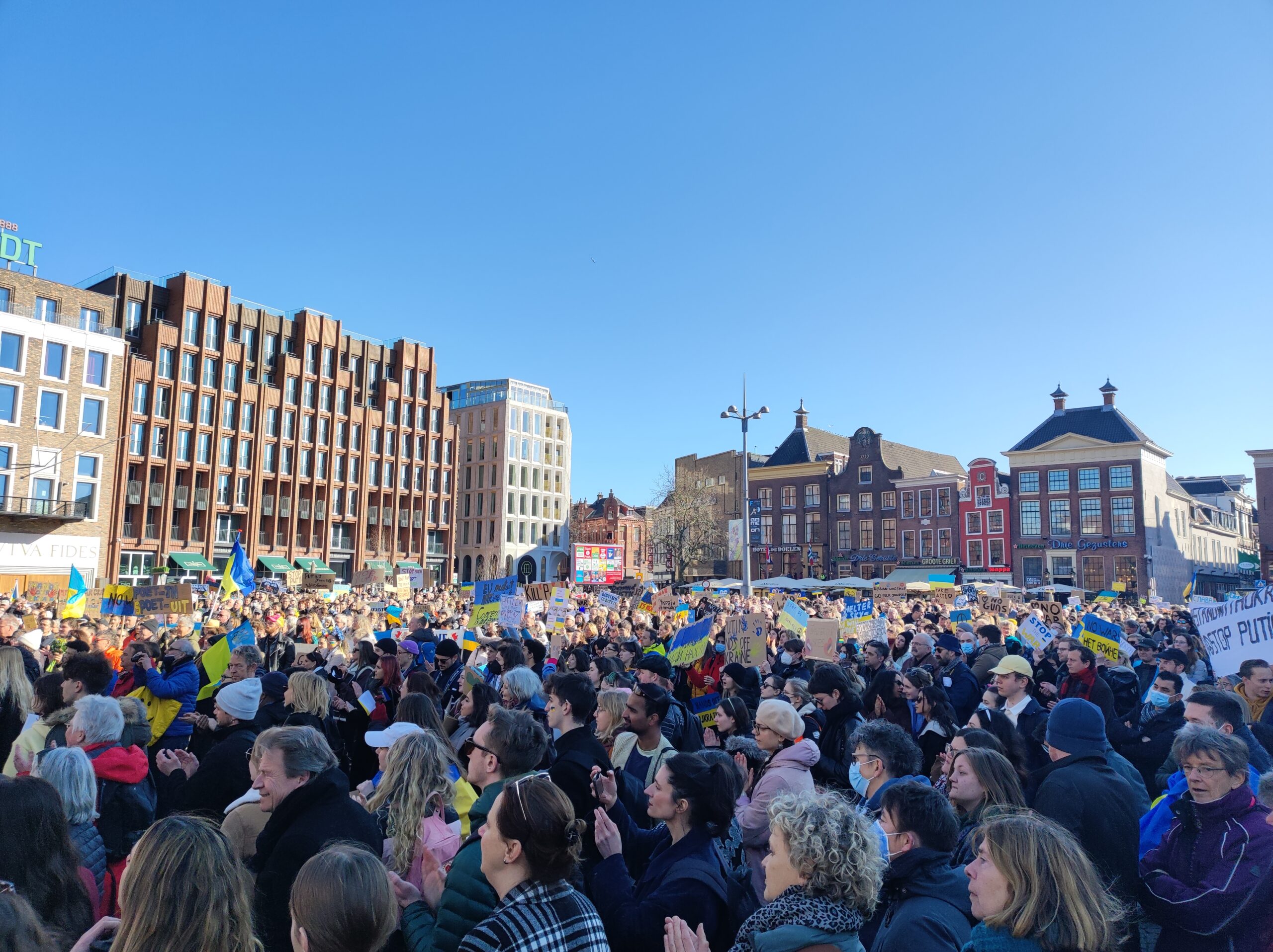 Tweeduizend Groningers bij vredesprotest voor Oekraïne op Grote Markt 