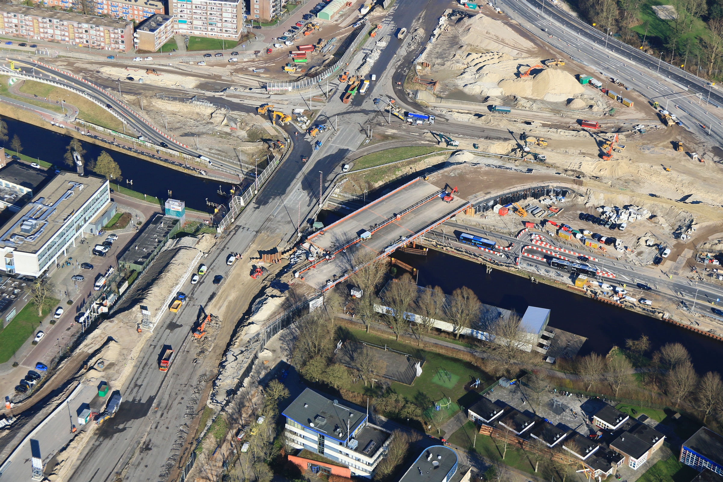 De tijdelijke brug voor het verkeer van en naar Drachten