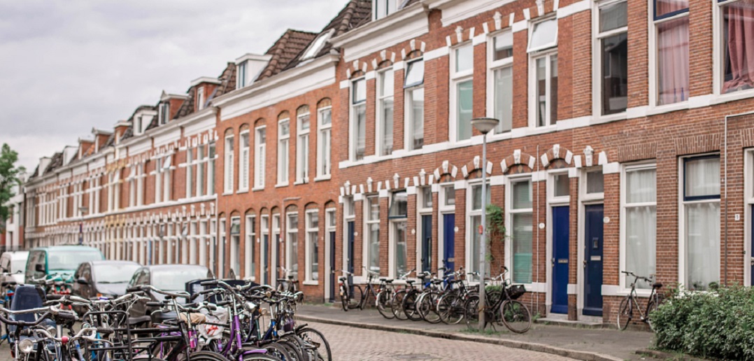 Groninger Studentenbond overhandigt petitie tegen rente op studieschuld die meer dan 100.000 keer ondertekend is