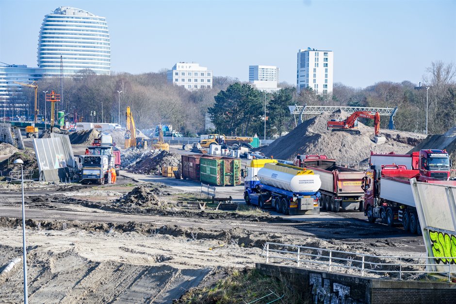 Volop actie op het oude Julianaplein, gezien vanaf het nieuwe uitkijkpunt aan de Muntinglaan. Foto: Raymond Bos.