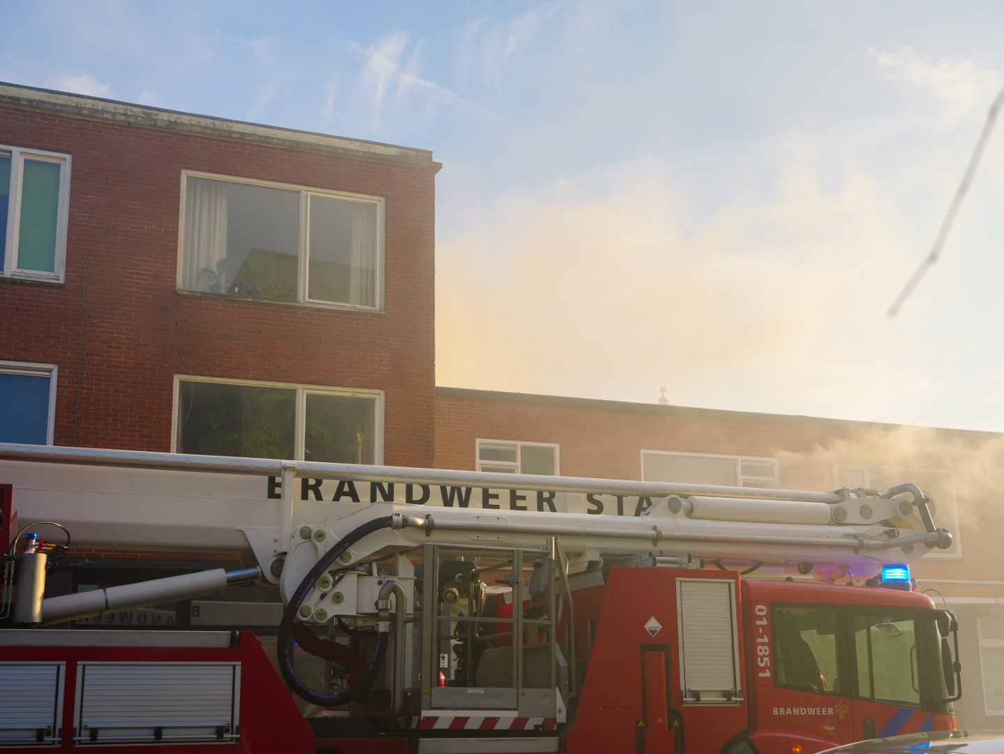 Forse brand op balkon; brandweer rukt in grote getale uit