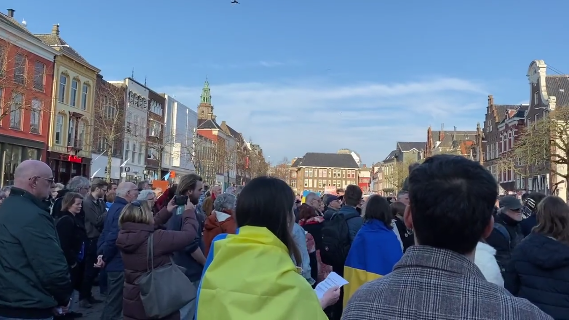 Indrukwekkende zangdemonstratie op Vismarkt in Groningen voor vrede in Oekraïne