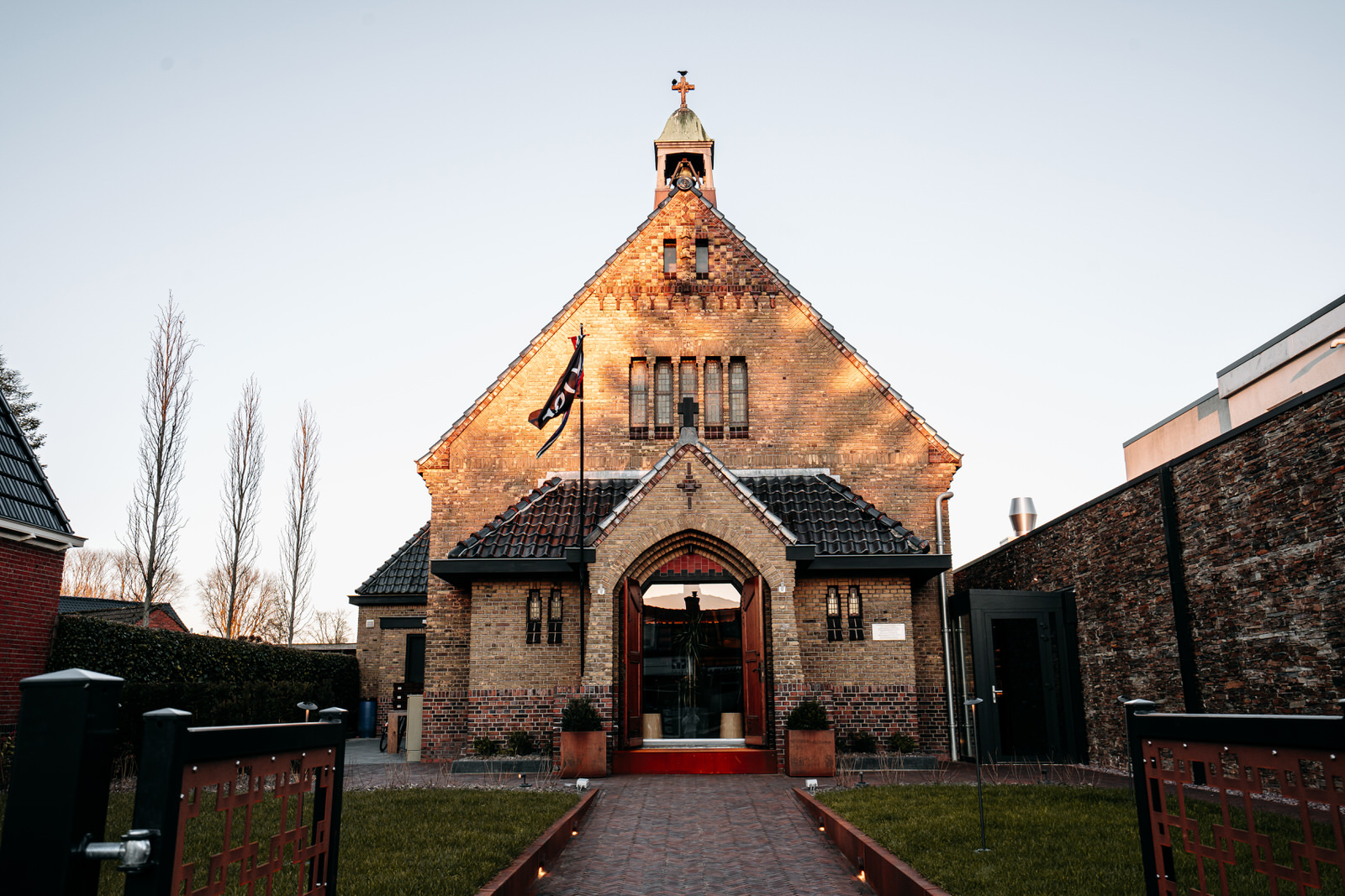 Noor is gevestigd in de uit 1927 stammende Theresiakapel in Groningen