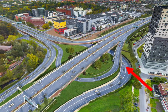 De rode pijl wijst naar de verdiept liggende aansluiting vanaf het westen op de westelijke ringweg.