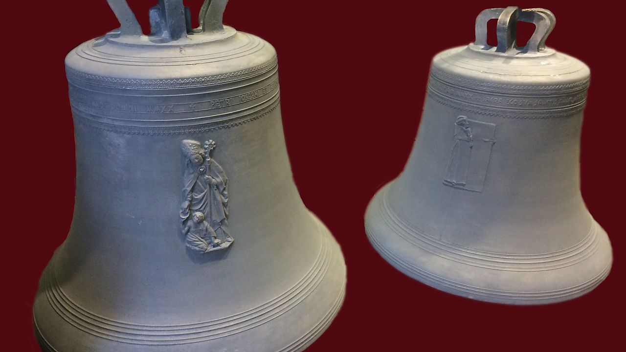 Foto boven: de twee klokken die vorig jaar al in de toren werden geplaatst: Petrus en Theresa, een geschenk van Rieks Kroon, uit dankbaarheid voor het feit dat het hem als ondernemer goed was gegaan.