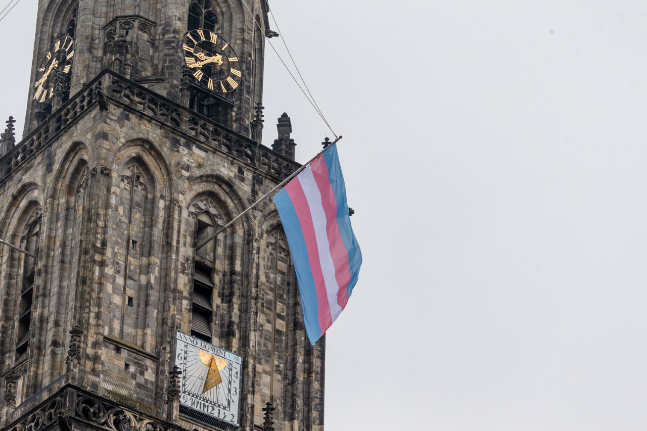 Groningen hijst voor het eerst de transgendervlag