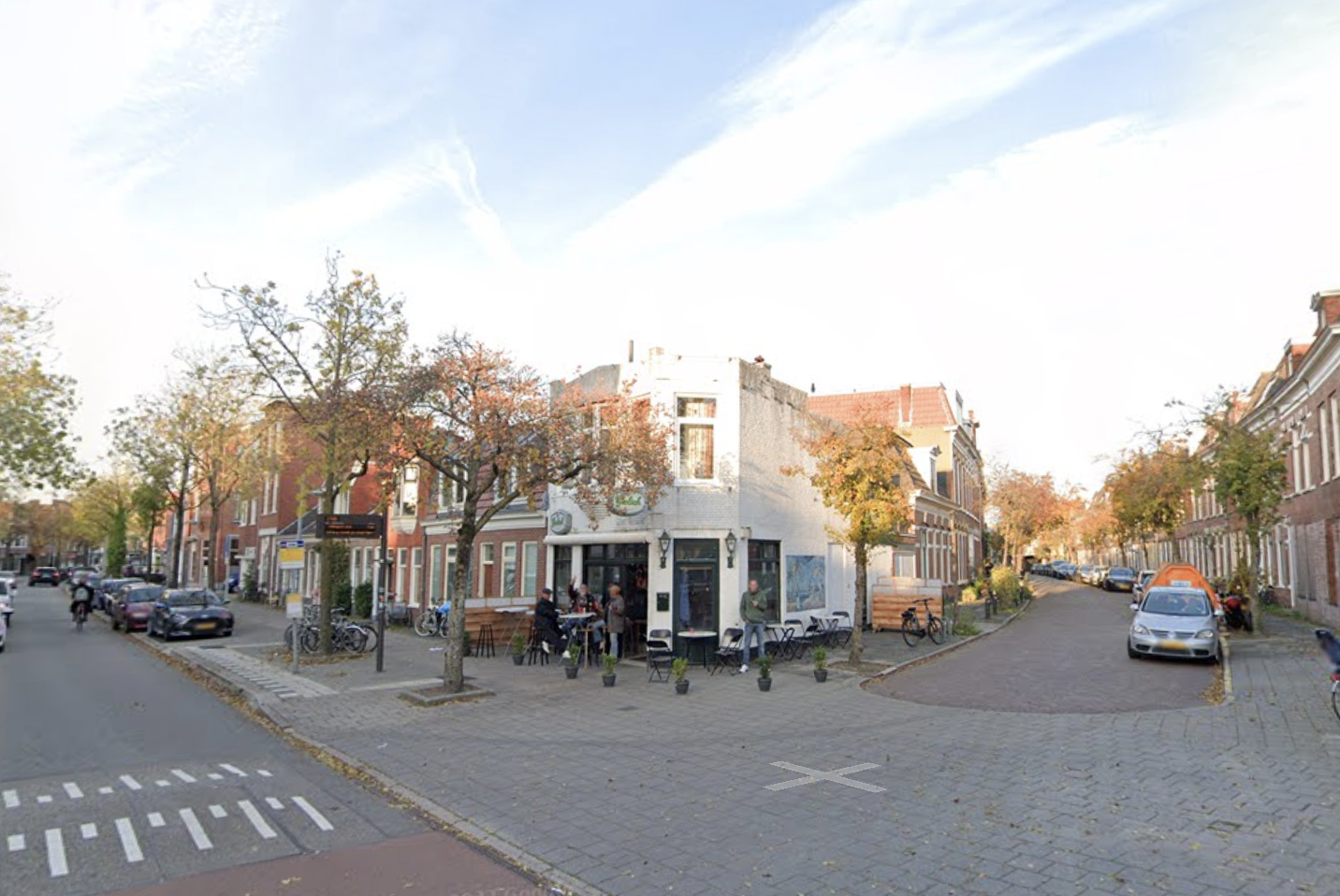 Auto rijdt vol terras op in Groningen