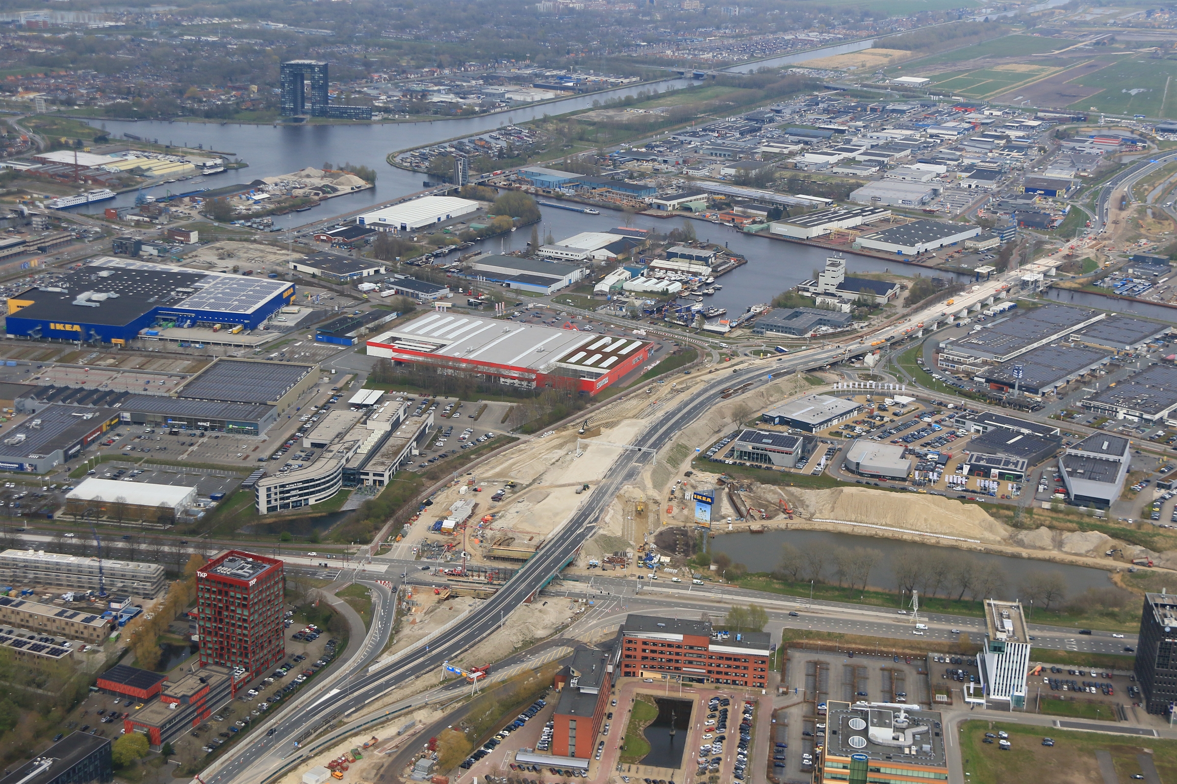 Bij het Europaplein worden de verkeersstromen uit elkaar gehaald. Verder wordt er hier gezorgd voor een betere aansluiting van de ringweg op bedrijventerreinen Eemspoort en Driebond.