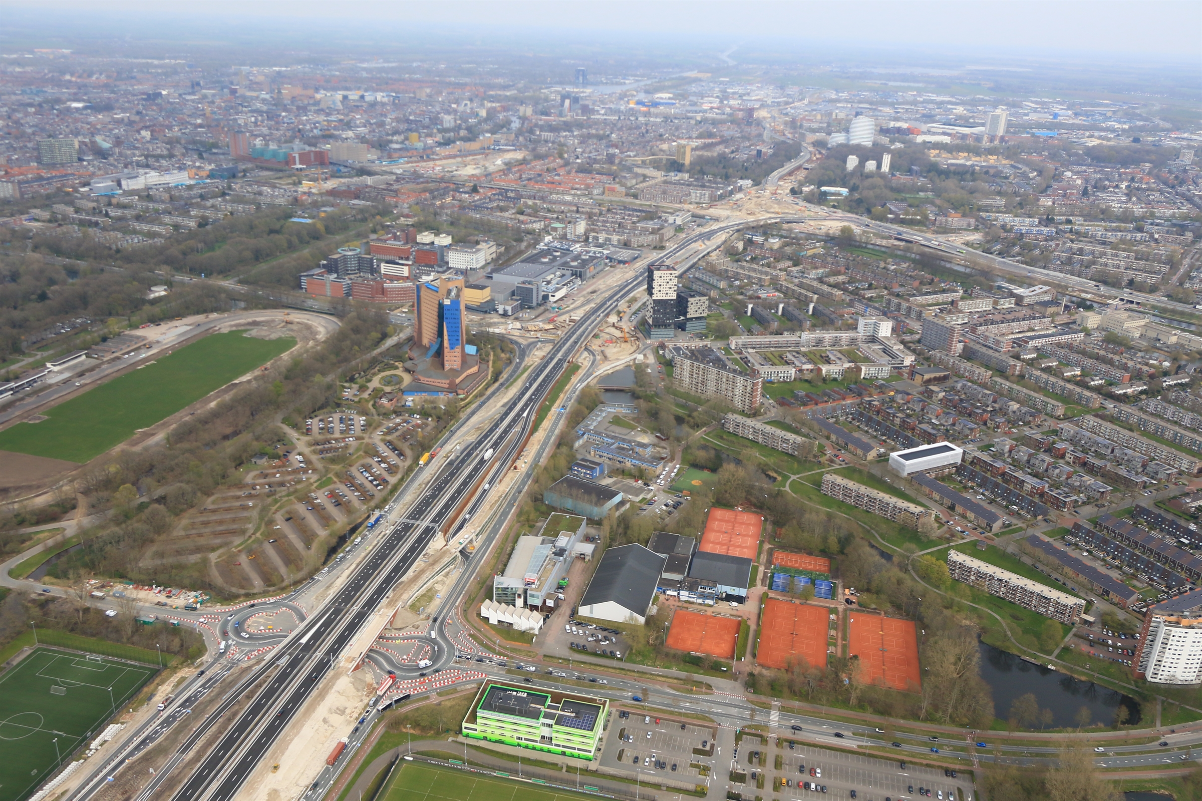 In deelgebied West wordt er gezorgd voor een betere aansluiting van de A7 op de zuidelijke en westelijke ringweg en een snellere doorstroming op het Vrijheidsplein. Tussen Hoogkerk en het Vrijheidsplein komen extra rijstroken.