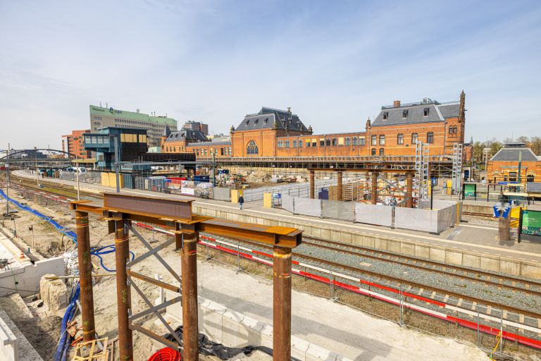 De palen en liggers voor de hulpbrug aan de zuidzijde van het station. Hier komen de brugdelen op te liggen