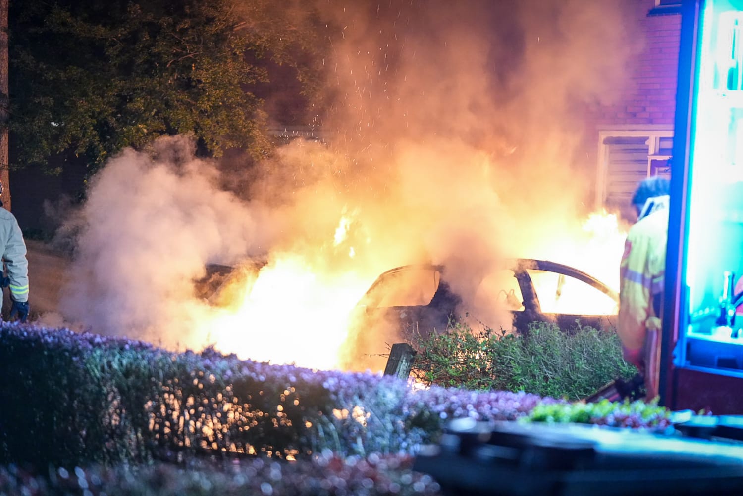 Twee auto’s in Beijum door brand verwoest