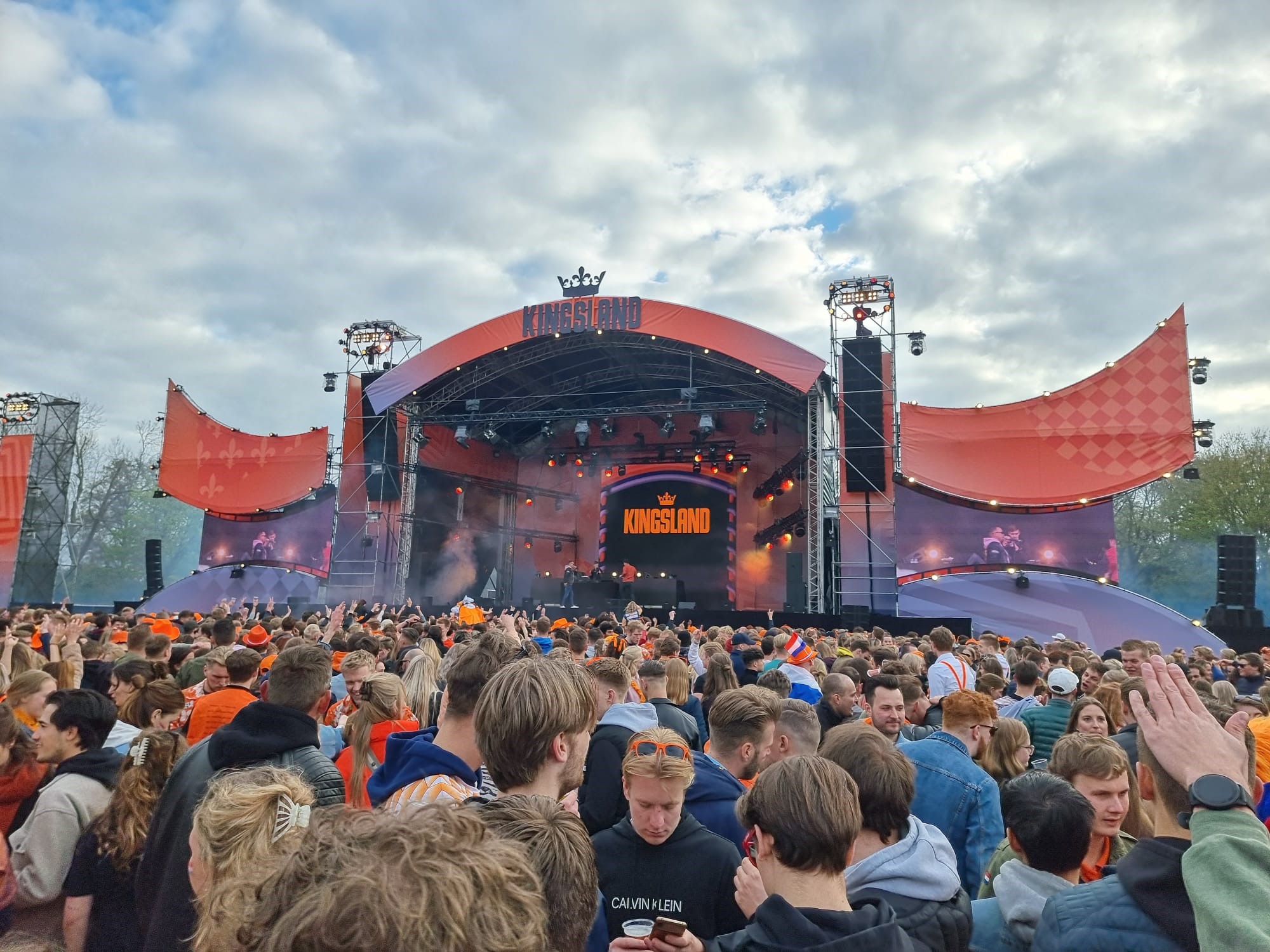 Kingsland: Groningse jongeren vieren weer het leven