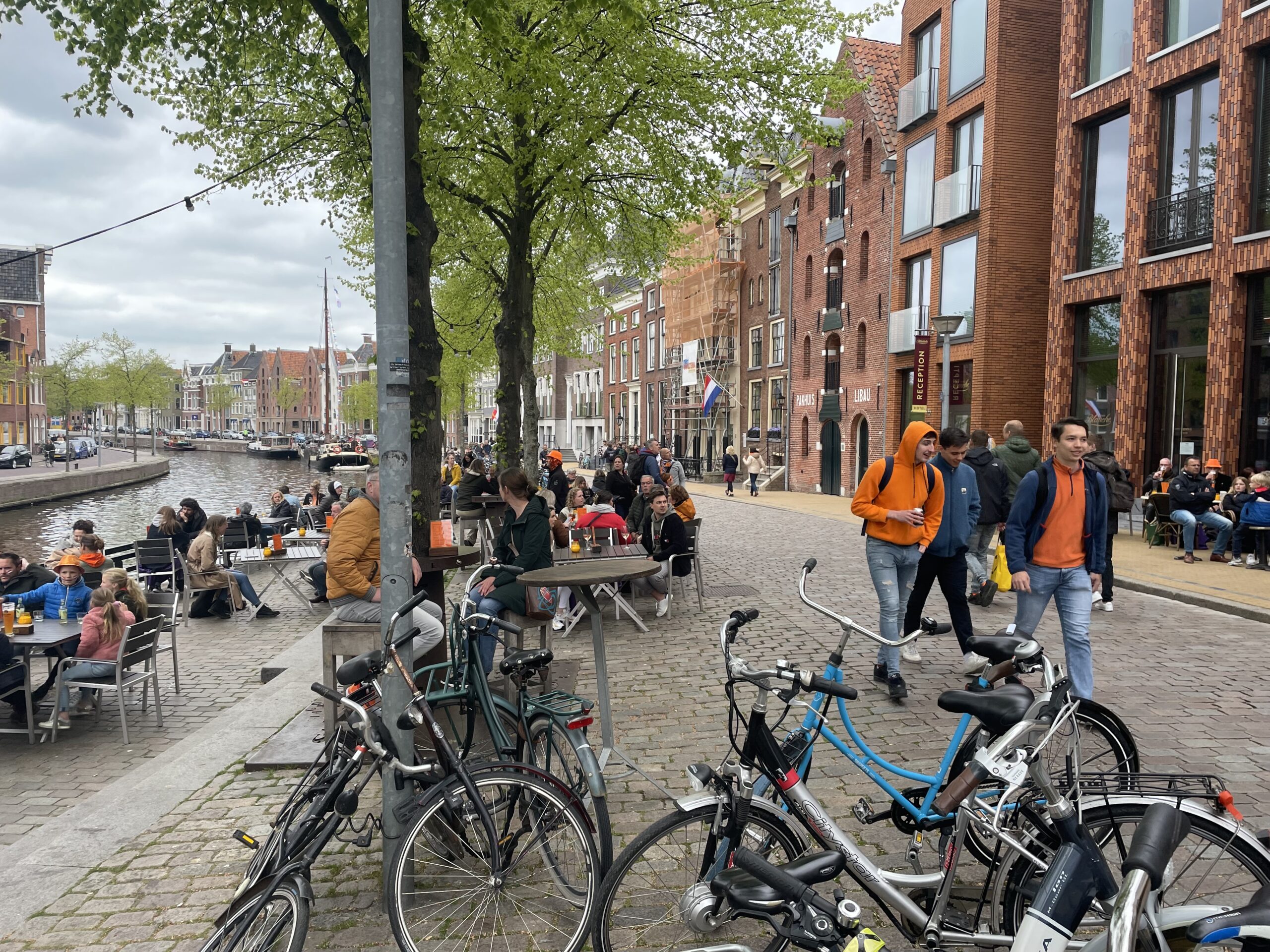 Vrijmarkt, tompoucen en drukte op de Vismarkt: Koningsdag Groningen bíjna als vanouds