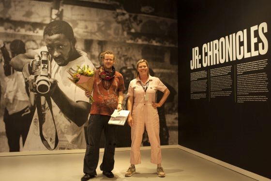 50.000ste bezoeker tentoonstelling over Franse kunstenaar JR in Groninger Museum