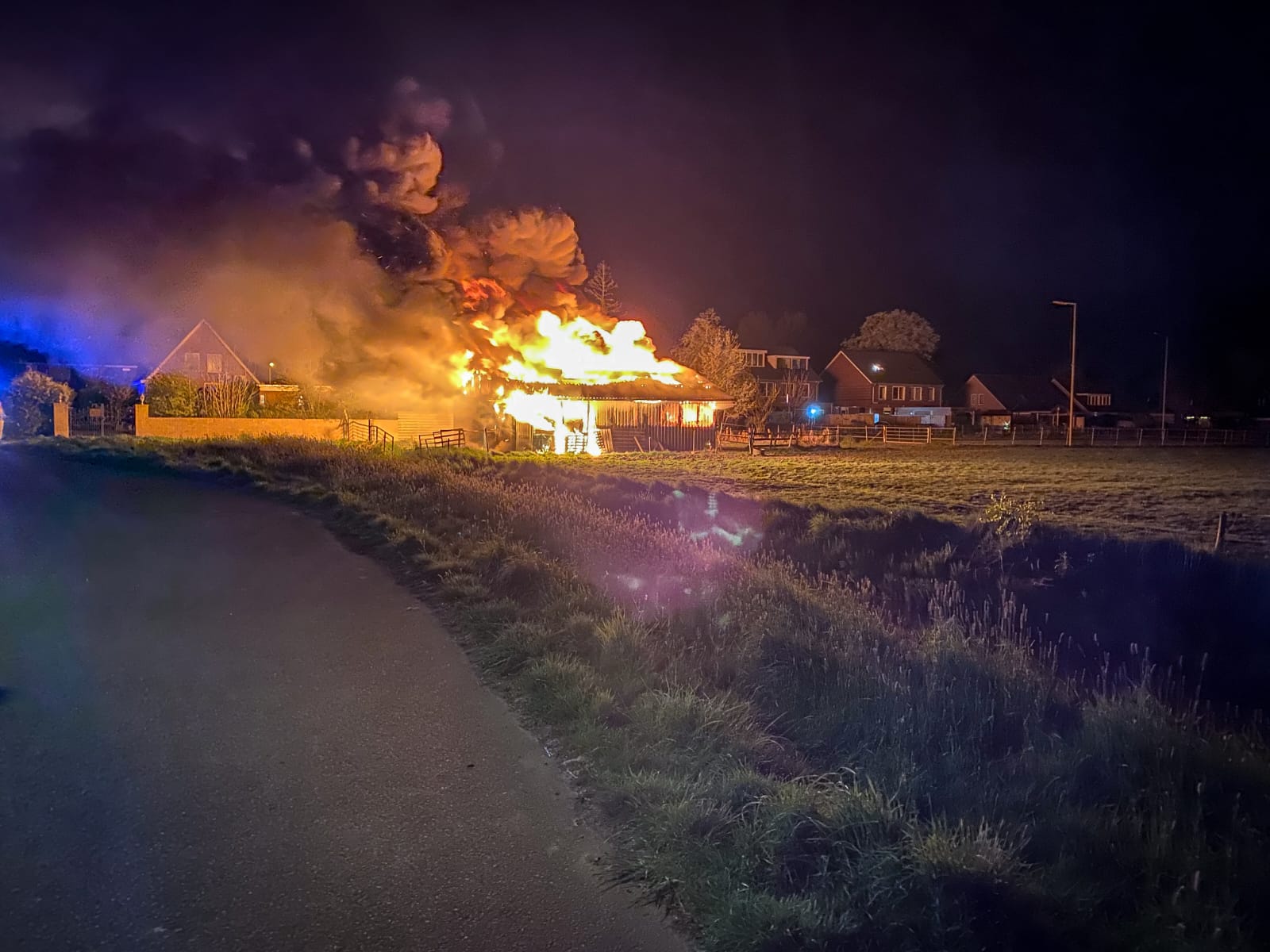 Drie paarden omgekomen bij felle schuurbrand in Hoogkerk