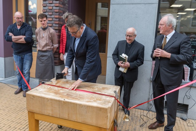 Wethouder Roeland van der Schaaf verricht de openingshandeling. Rechts Rieks Kroon. Foto: Rieks Oijnhausen.