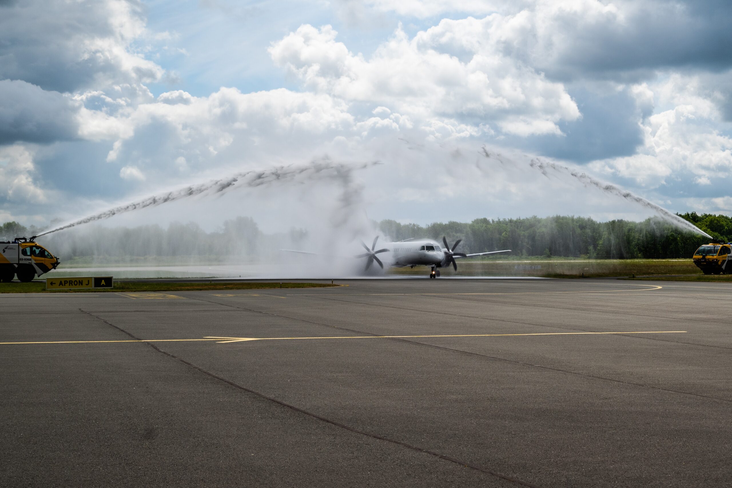 Ereboog van water voor eerste bijna-duurzame vliegtuig na aankomst Groningen Airport Eelde