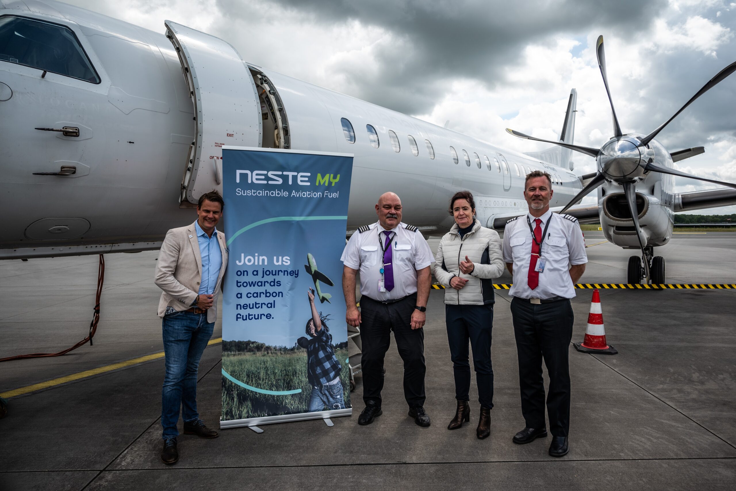 (links) Gabriël Koetsier - Key Account Manager Renewable Aviation bij Neste, Meiltje de Groot – CEO Groningen Airport Eelde en crew-leden.