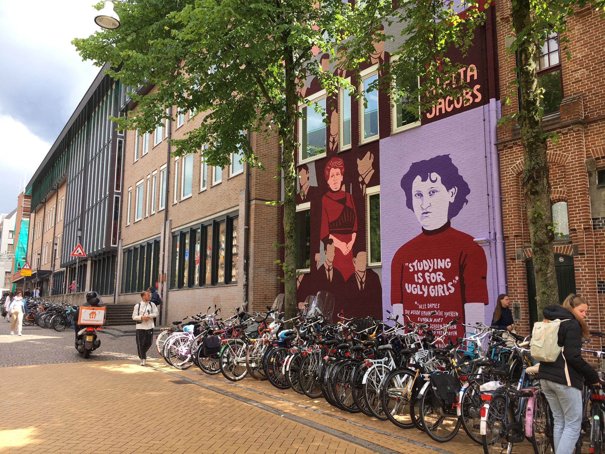 Nieuwe muurschildering in binnenstad: Aletta Jacobs schittert naast UB