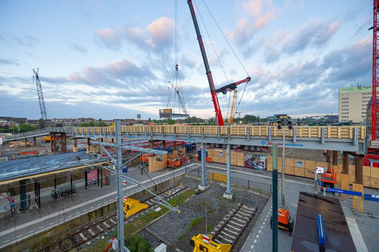 De hulpbrug over het spoor