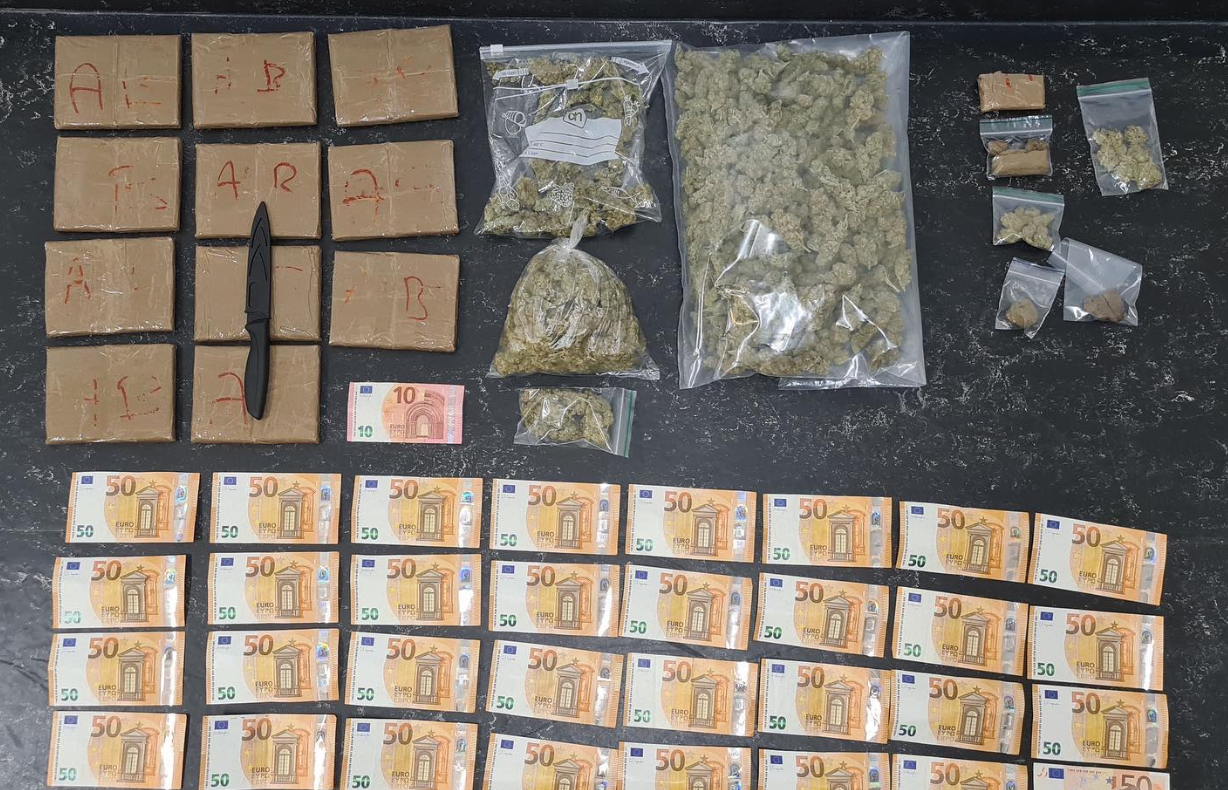 Politie vindt grote hoeveelheid softdrugs en geld in auto