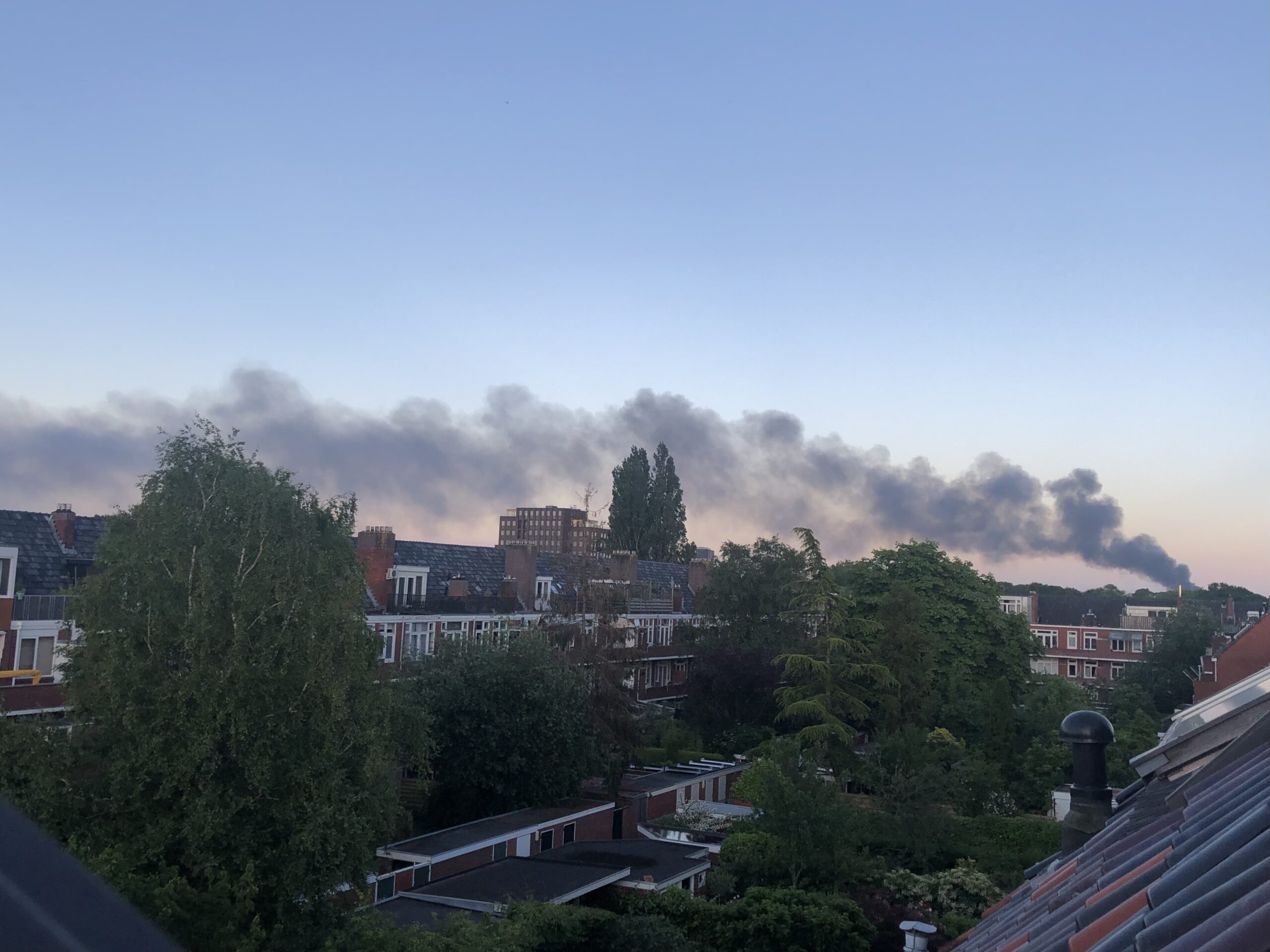 Grote brand met veel rook aan Emdenweg