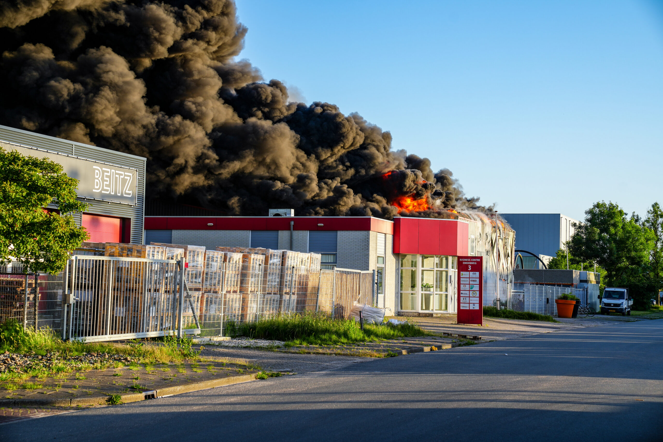 Brandweer waarschuwt voor brandresten na grote brand in Groningen