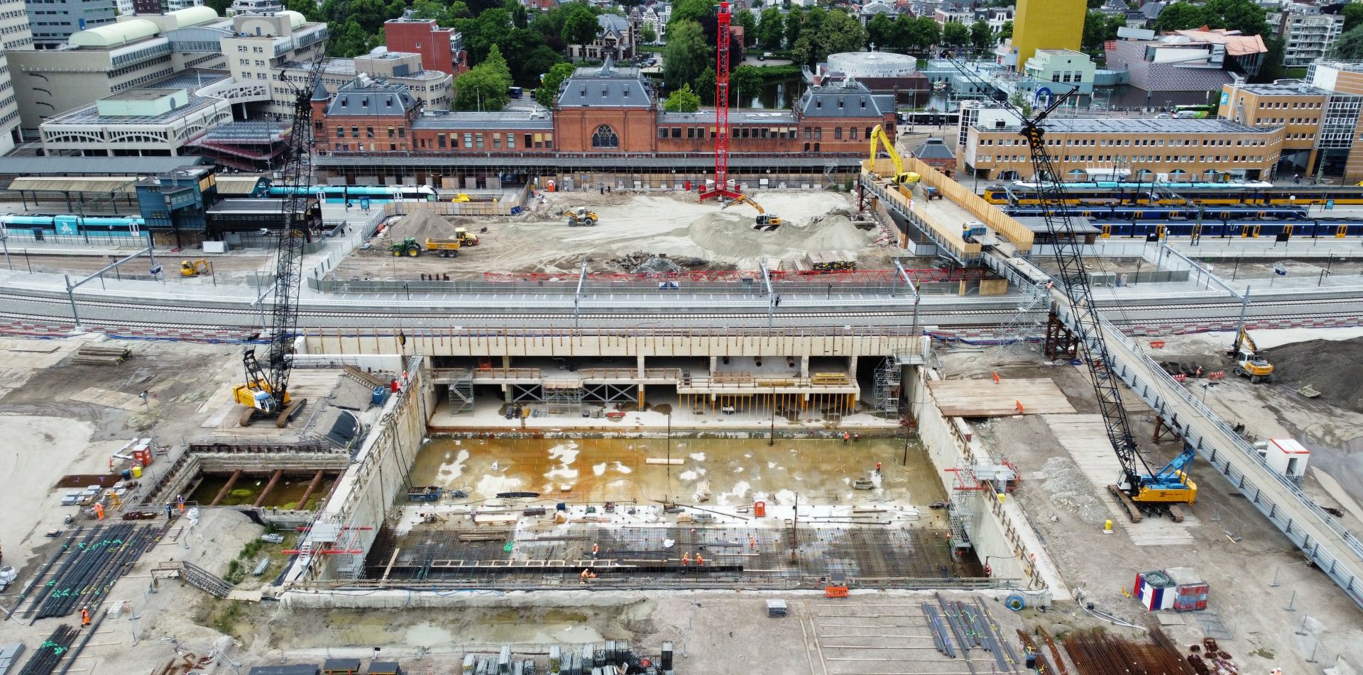 Blik in de bouwkuip van station Groningen op 18 juni