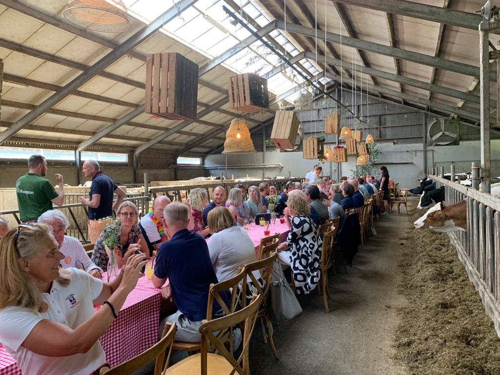 Aan de lunch tussen de koeien bij veebedrijf Koepon in Feerwerd.