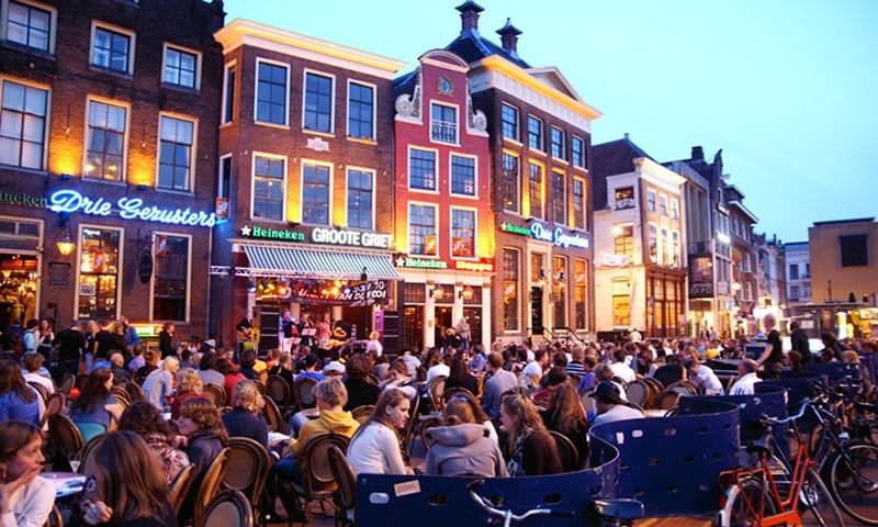 Tropisch warm: terrassen mogen een uur langer open