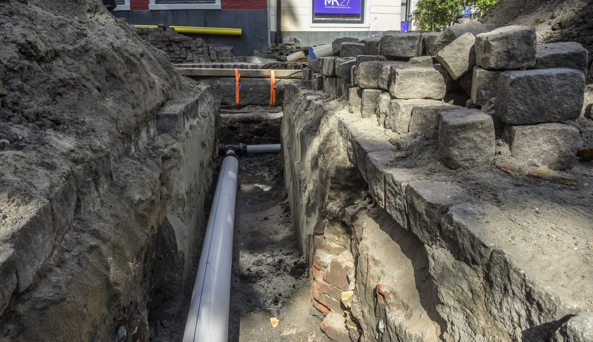 Monteurs stuiten op eeuwenoude doodskisten bij de Martinitoren